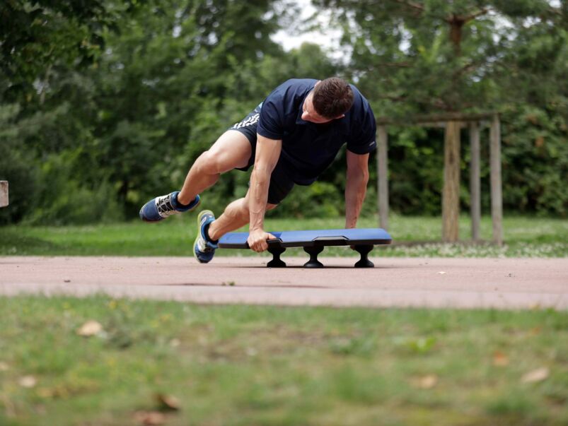 Trainierender beim Core-Training draußen.