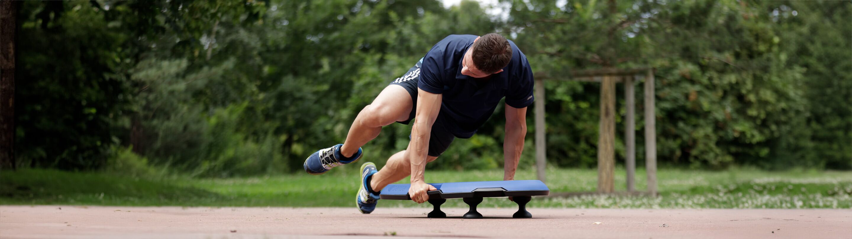 Trainierender beim Core-Training draußen.