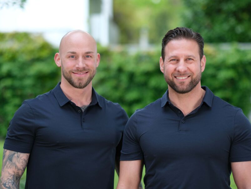 Personaltrainer Julian Schlüter und Christian Blisse, im Freien, Seite an Seite.